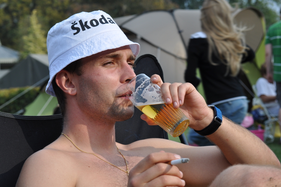 Thibault boit une p'tite bière bien méritée