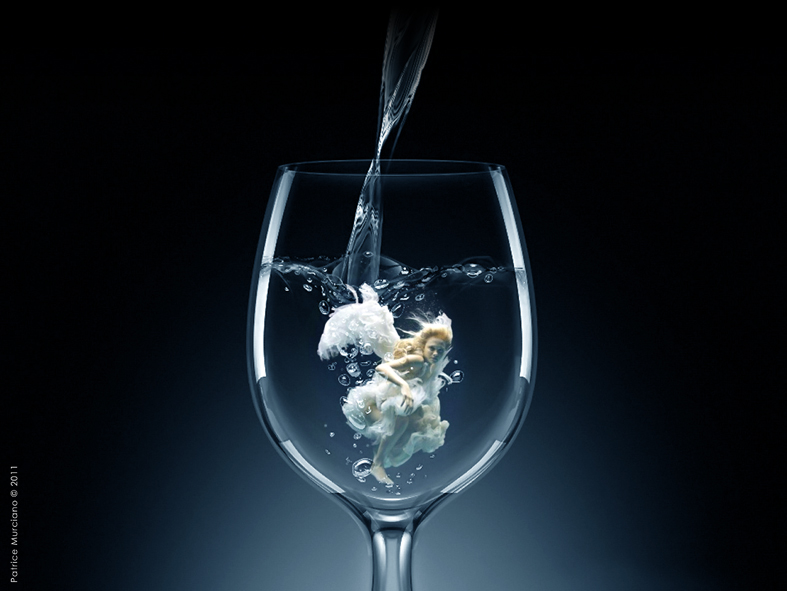 Une danseuse dans un verre d'eau