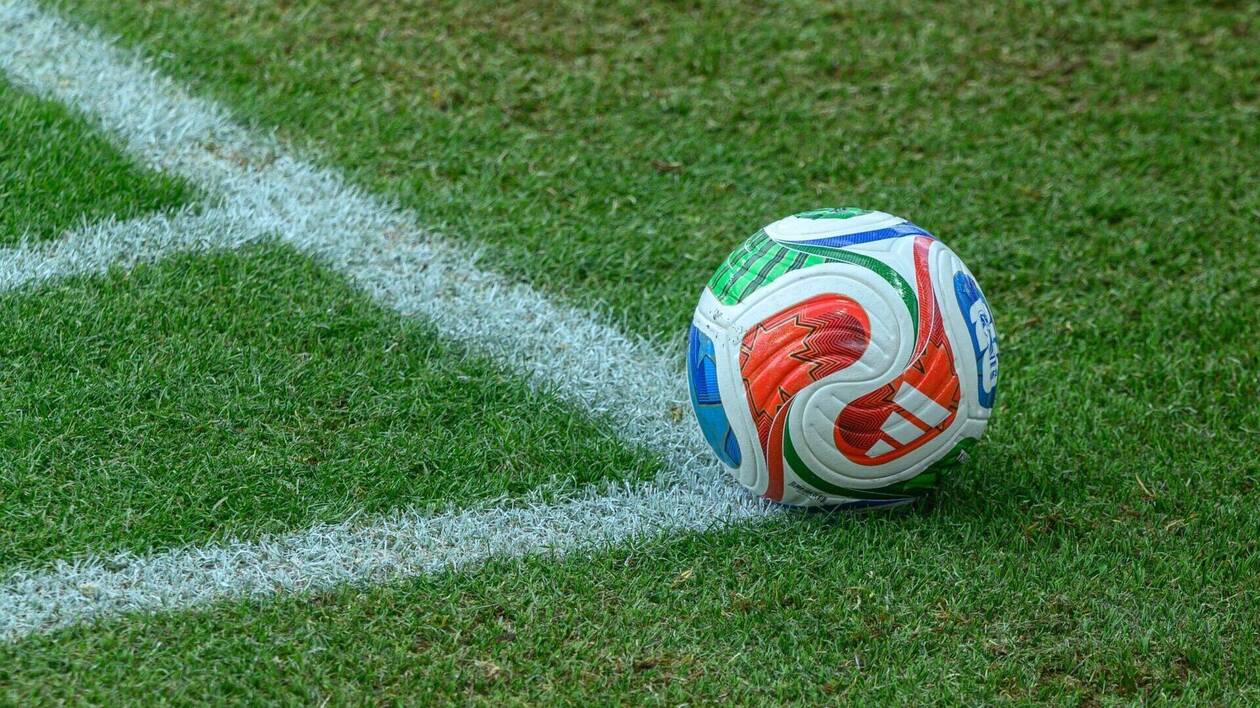 Le ballon de foot de la coupe de monde 2026 sur l'herbe d'un terrain