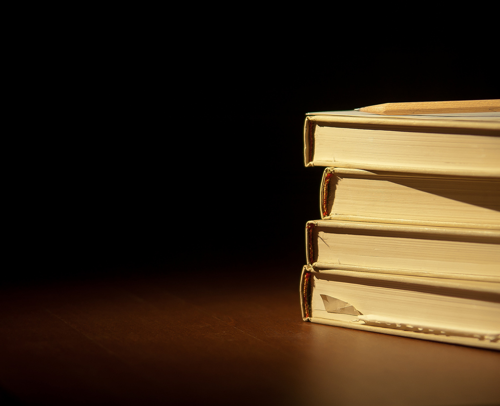 Une pile de livres