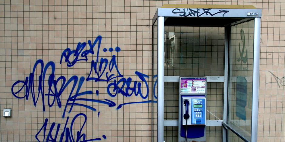 Vielle cabine téléphonique