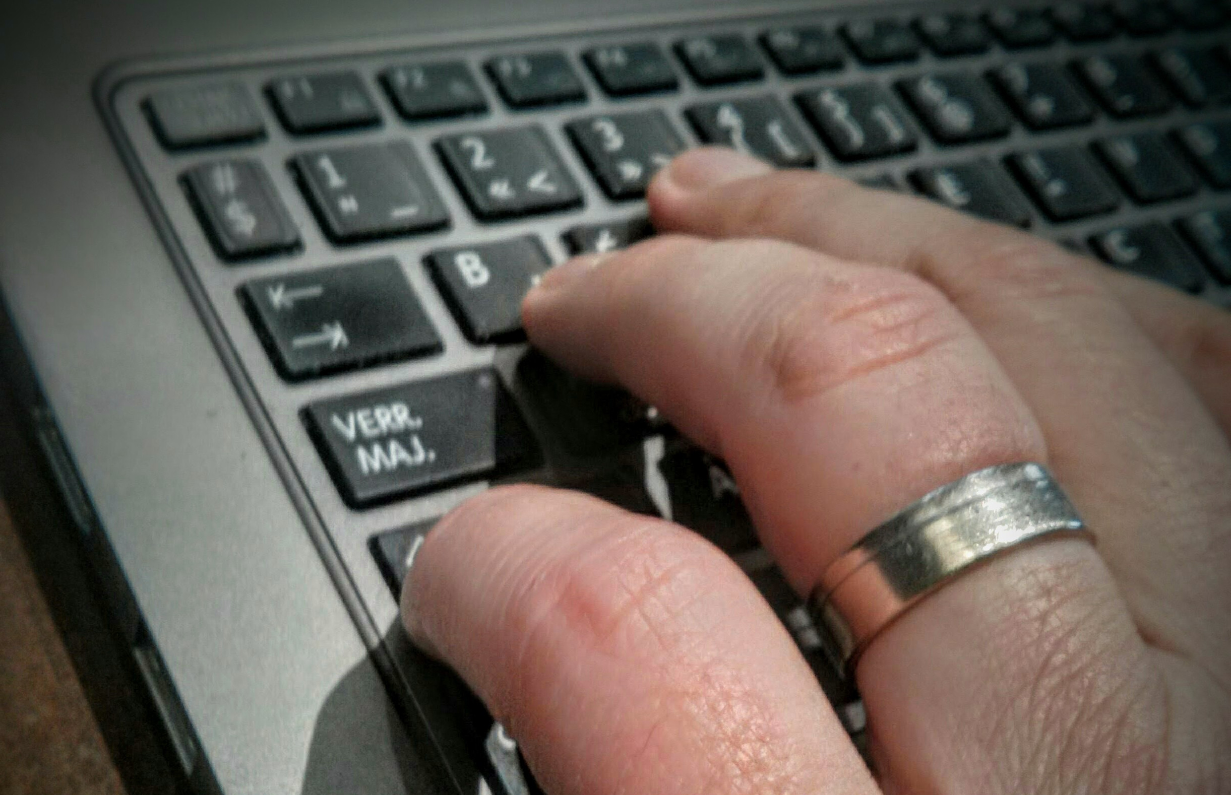 clavier-maindoigtplie-cut.jpg