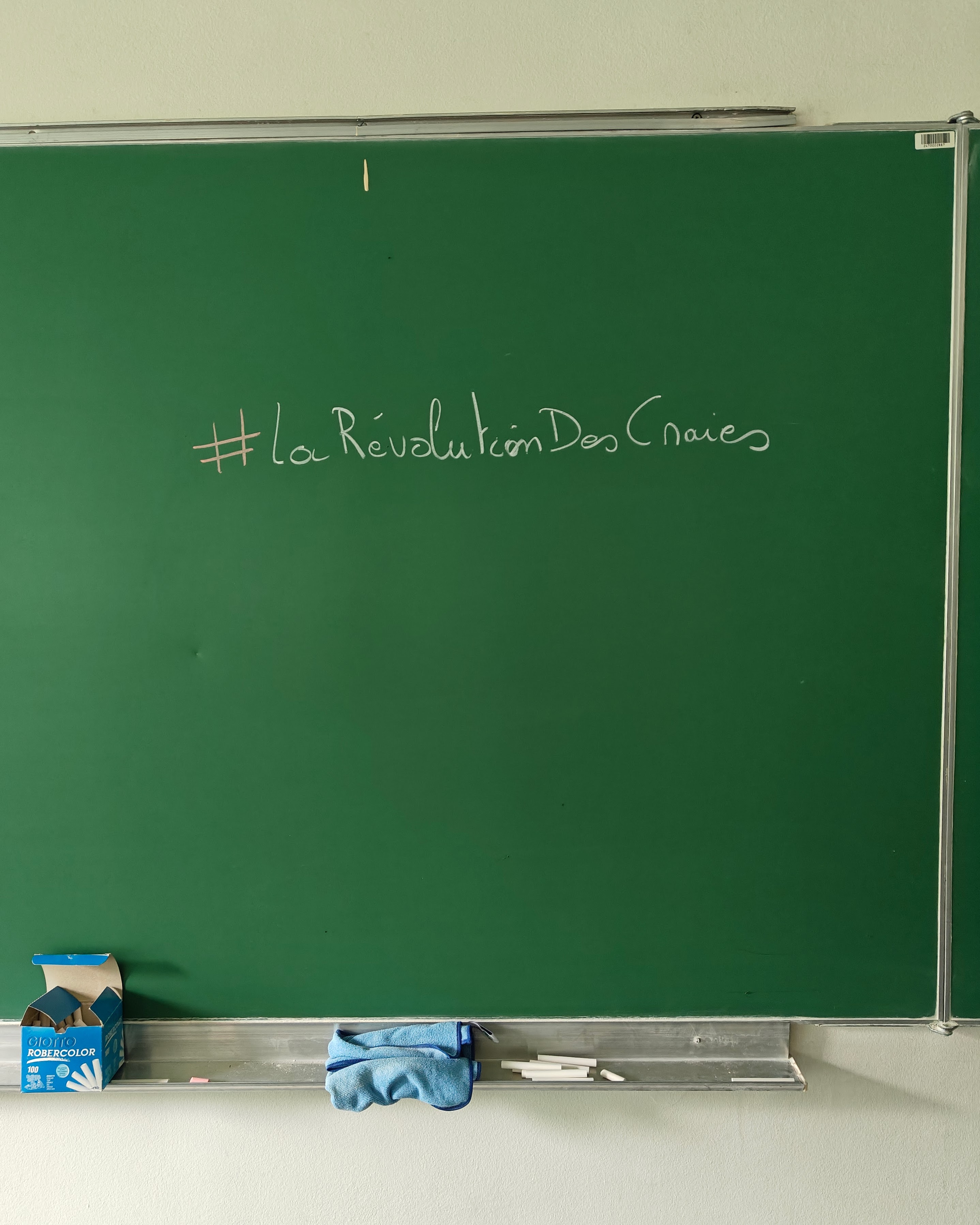 un tableau sur lequel est écrit  "#larevolutiondescraies"