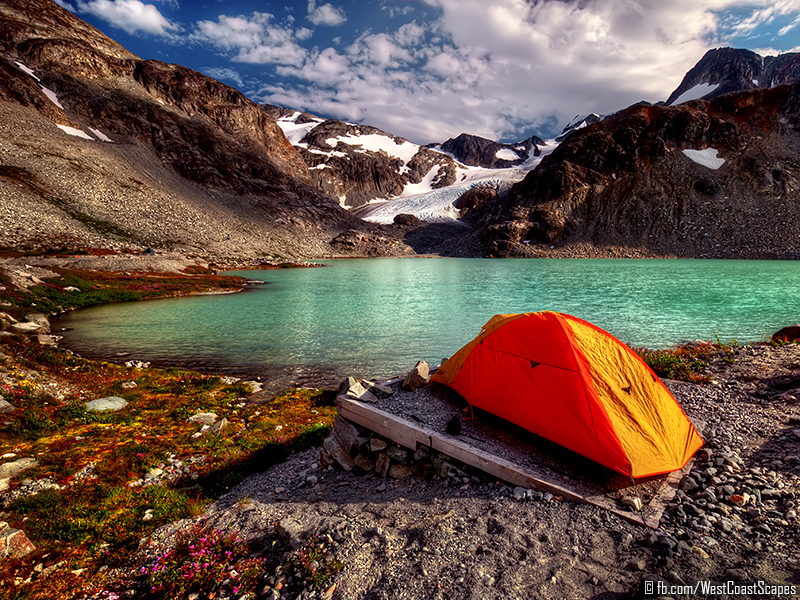 Une tente au bord d'un lac