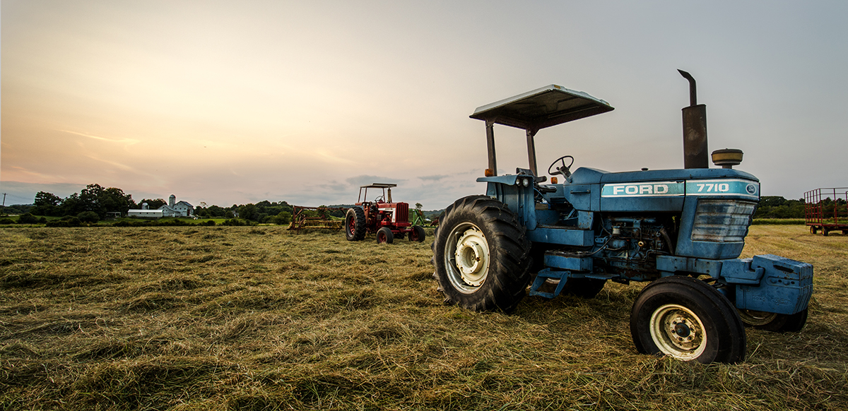 tractor_by_jayw10990-d7t89zw.jpg